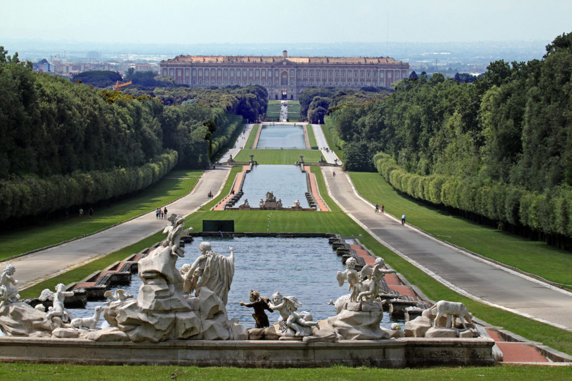 Visita la Reggia di Caserta e pernotta al Casale